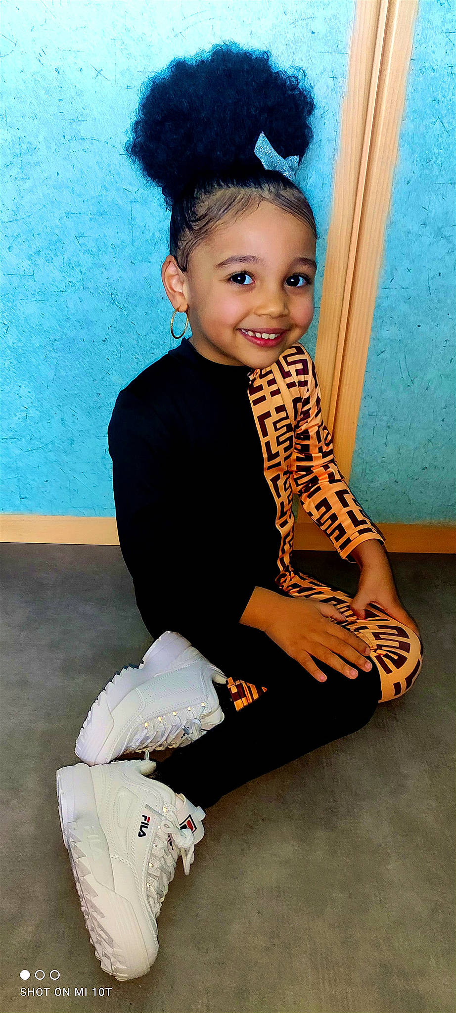 Mila a rejoint le concours — aidez-le/la à gagner de superbes lots ! cool, face, fashion_design, flash_photography, hairstyle, happy, joint, joy, knee, leg, neck, person, shoe, shoulder, skin, sleeve, smile, sportswear, thigh, trunk