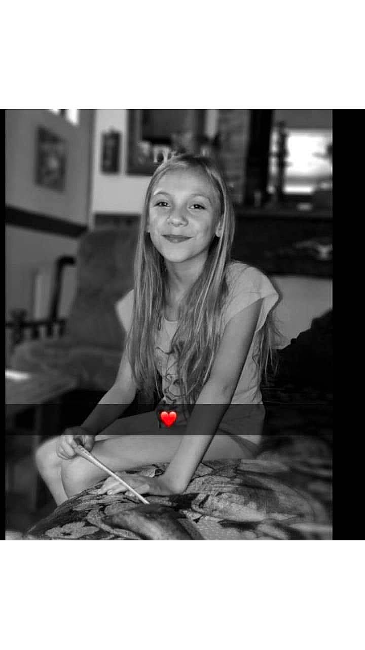 Séréna participe au concours pour gagner de l'argent avec cette photo : beauty, black_and_white, blond, games, indoor_games_and_sports, long_hair, model, monochrome, person, photo_shoot, photograph, photography, portrait, portrait_photography, recreation, smile, snapshot, stock_photography, style, table