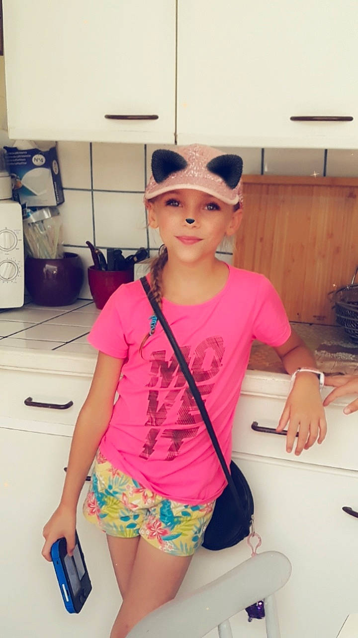 Séréna a rejoint le concours — aidez-le/la à gagner de superbes lots ! arm, cap, child, costume, eyewear, fashion_accessory, finger, glasses, headgear, human_body, joint, leg, person, personal_protective_equipment, pink, play, shorts, shoulder, thigh, toddler