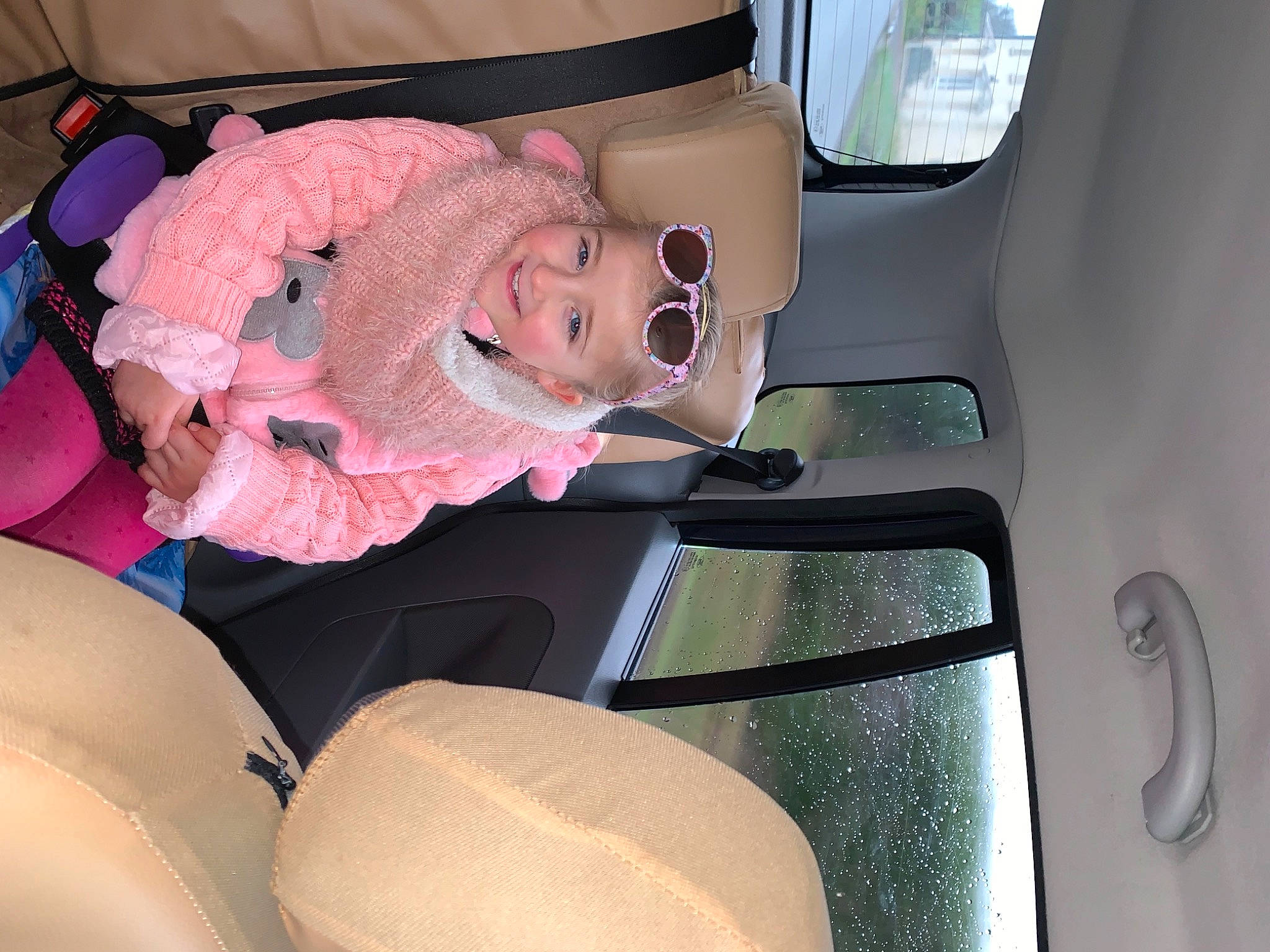 Mallory a rejoint le concours — aidez-le/la à gagner de superbes lots ! auto_part, automotive_design, automotive_exterior, baby, car, car_seat, car_seat_cover, comfort, eyewear, family_car, goggles, head_restraint, headwear, joy, motor_vehicle, person, seat_belt, sunglasses, tints_and_shades, toddler