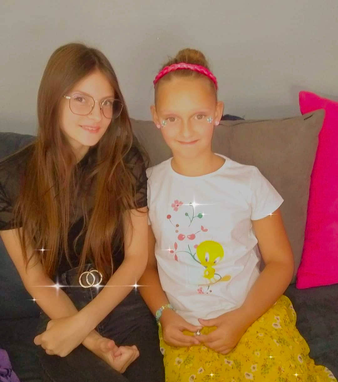 Camille participe au concours pour gagner de l'argent avec cette photo : abdomen, belt, child, event, eyewear, face, fashion_design, fun, gesture, happy, head, jewellery, joy, leisure, necklace, person, pink, sitting, sleeve, smile