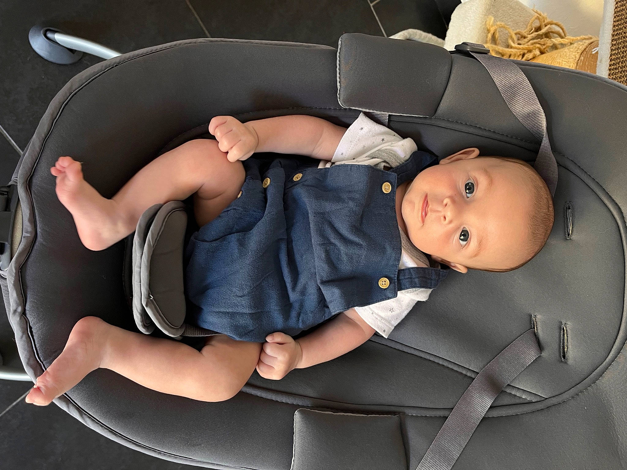 Nelio a rejoint le concours — aidez-le/la à gagner de superbes lots ! auto_part, automotive_design, automotive_tire, automotive_wheel_system, baby_carriage, baby_toddler_clothing, car_seat, chair, comfort, flash_photography, human_body, human_leg, joint, knee, lap, leg, person, product, shoe, thigh