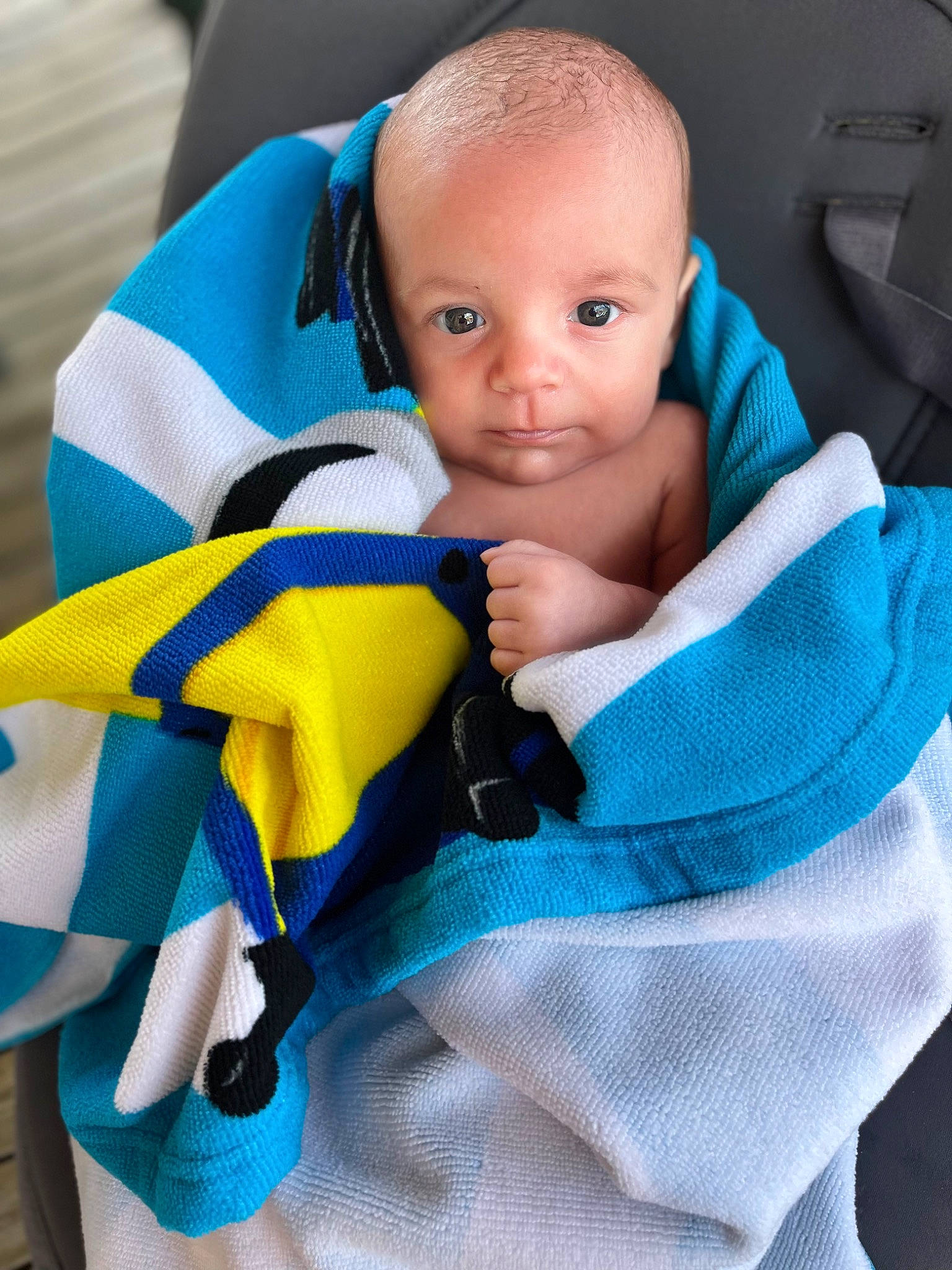 Nelio participe au concours pour gagner de l'argent avec cette photo : baby, baby_carriage, baby_in_car_seat, baby_products, baby_safety, baby_toddler_clothing, car_seat, cheek, child, comfort, electric_blue, face, fun, happy, head, person, personal_protective_equipment, product, seat_belt, smile