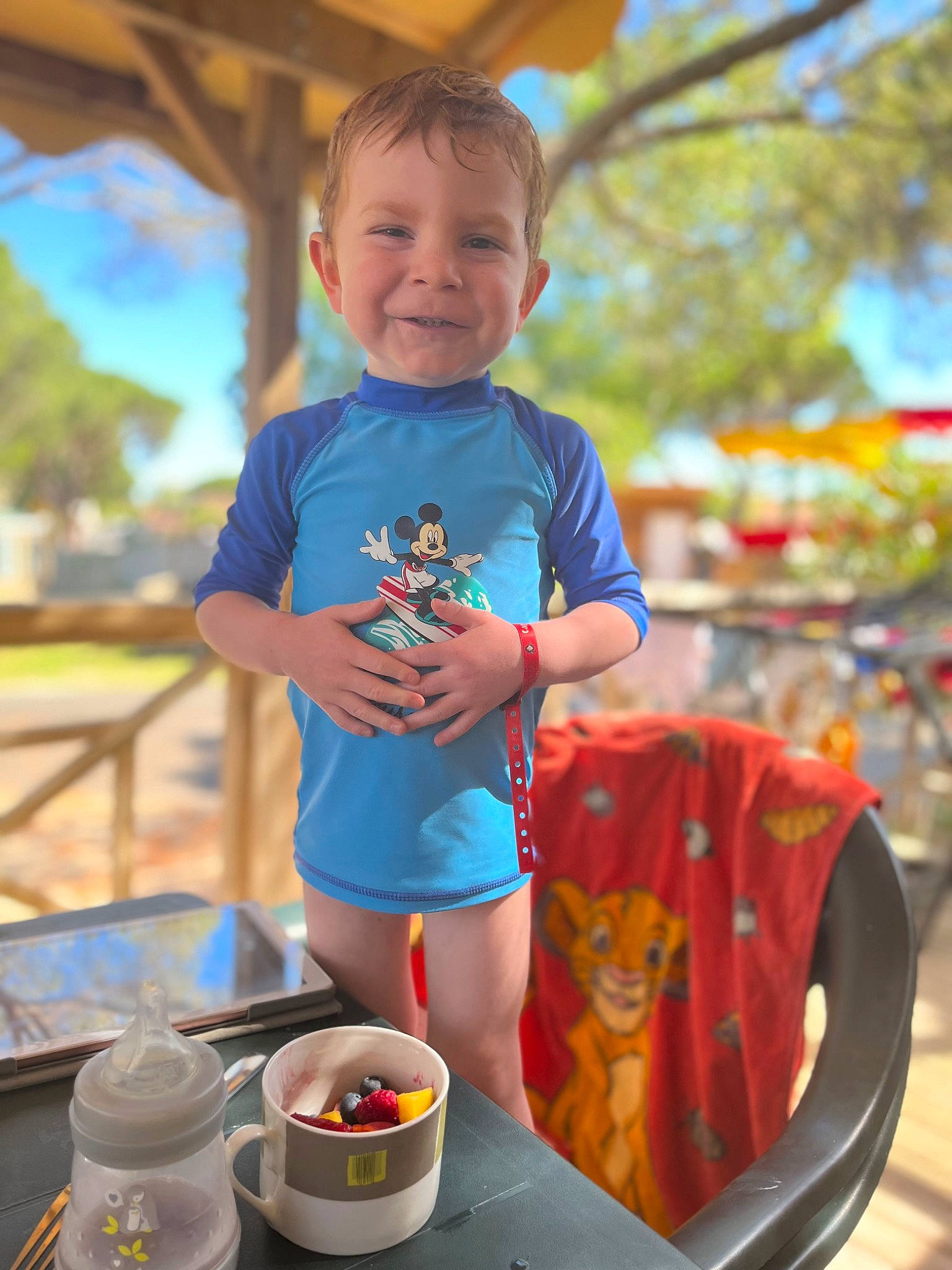 Loïs a rejoint le concours — aidez-le/la à gagner de superbes lots ! community, daytime, fun, happy, joy, leaf, leisure, morning, orange, people, person, photograph, public_space, recreation, smile, summer, t_shirt, table, tableware, toddler