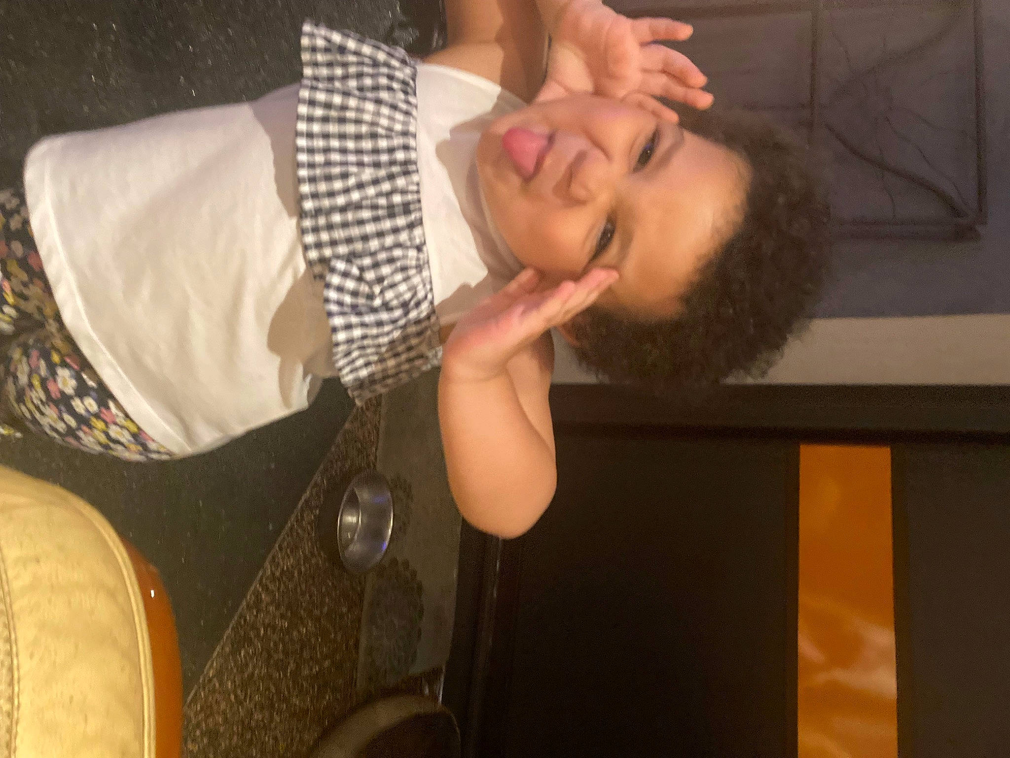 Amélya participe au concours pour gagner de l'argent avec cette photo : chair, chest, child, comfort, elbow, event, eyelash, flesh, fun, gesture, happy, nail, neck, pattern, person, room, thumb, toddler, wrist