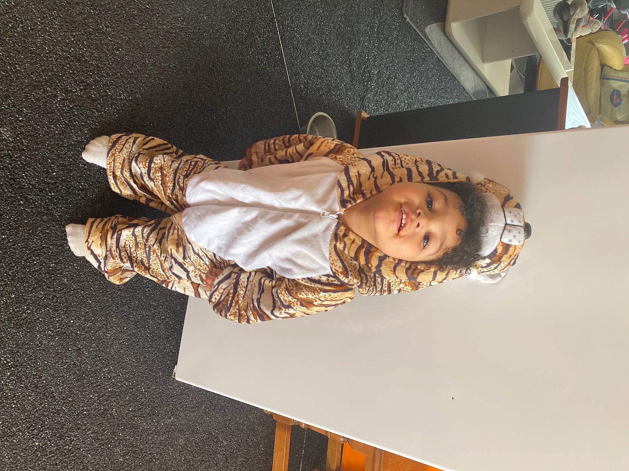 Amélya participe au concours pour gagner de l'argent avec cette photo : child, fashion_design, fun, person, room, sleeve, visual_arts, wood, wrist