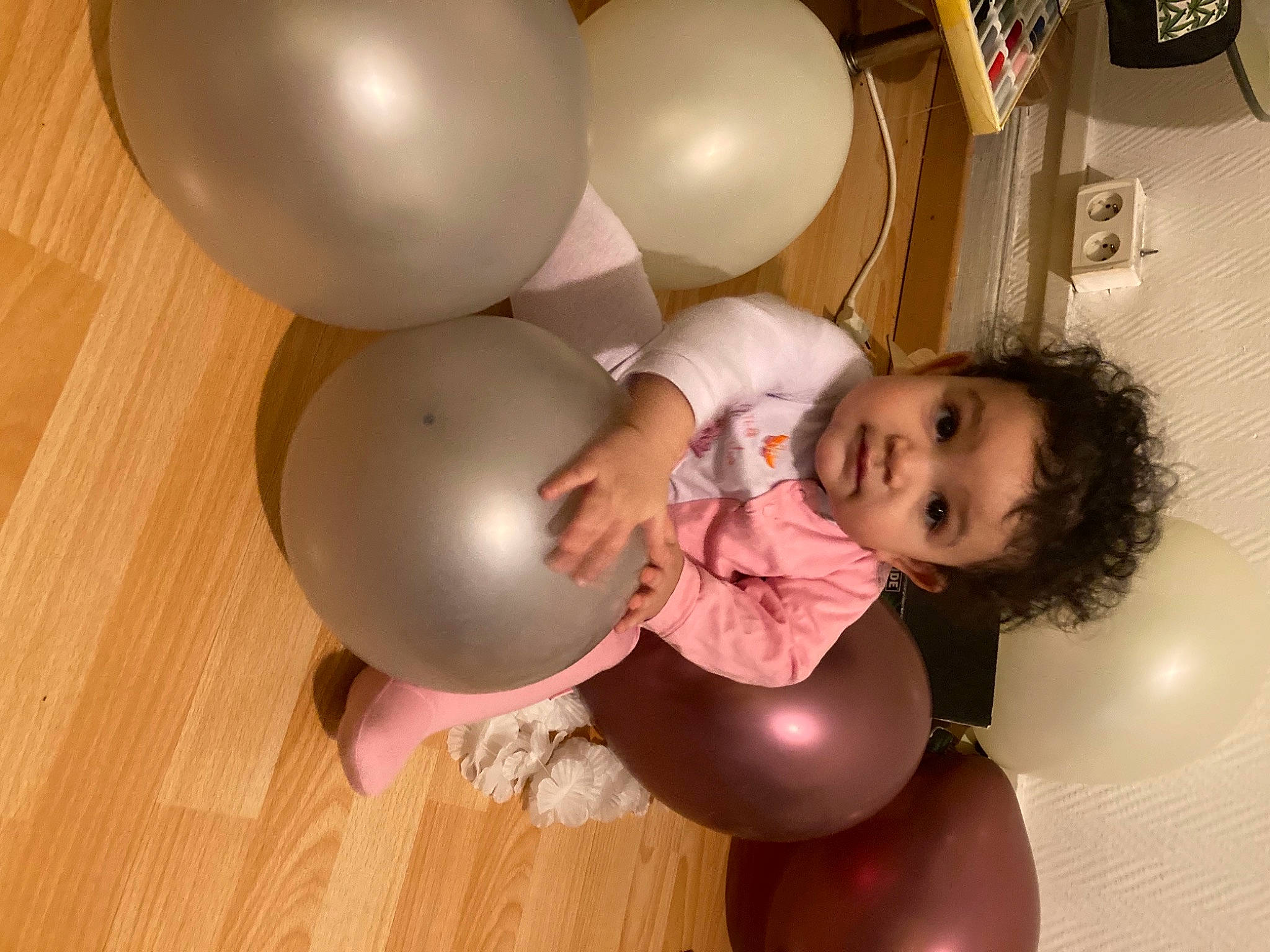 Amélya a rejoint le concours — aidez-le/la à gagner de superbes lots ! arm, baby, ball, balloon, child, event, flooring, fun, hair, happy, head, human_body, magenta, mammal, party, party_supply, person, play, room, toddler