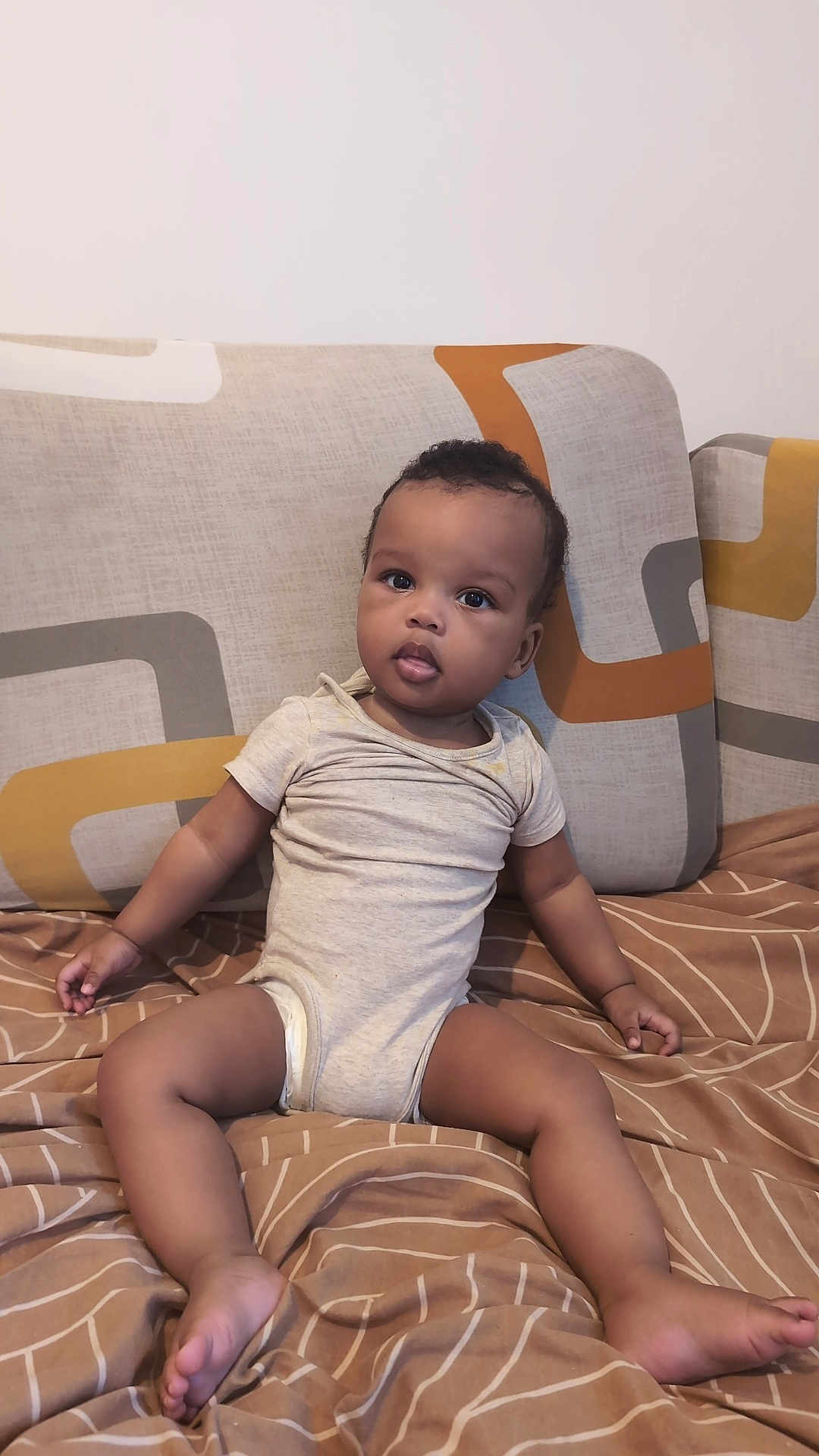 Mahmoud a rejoint le concours — aidez-le/la à gagner de superbes lots ! baby, child, infant, sitting, bed, blanket, cushion, pattern, clothing, indoors, young, cute, portrait, looking, relaxed, skin, human, face, legs, feet