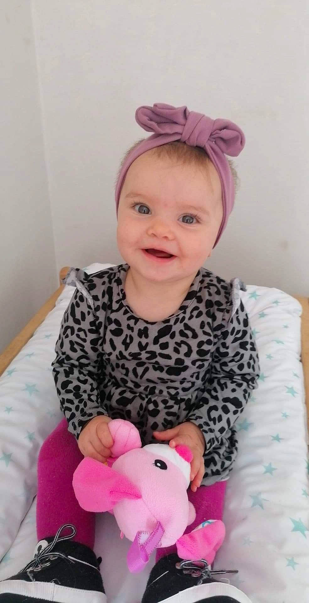 Lênnha a rejoint le concours — aidez-le/la à gagner de superbes lots ! arm, baby, baby_toddler_clothing, clothing, dress, eye, face, head, human_body, iris, joy, organ, person, pink, product, purple, skin, sleeve, smile, textile