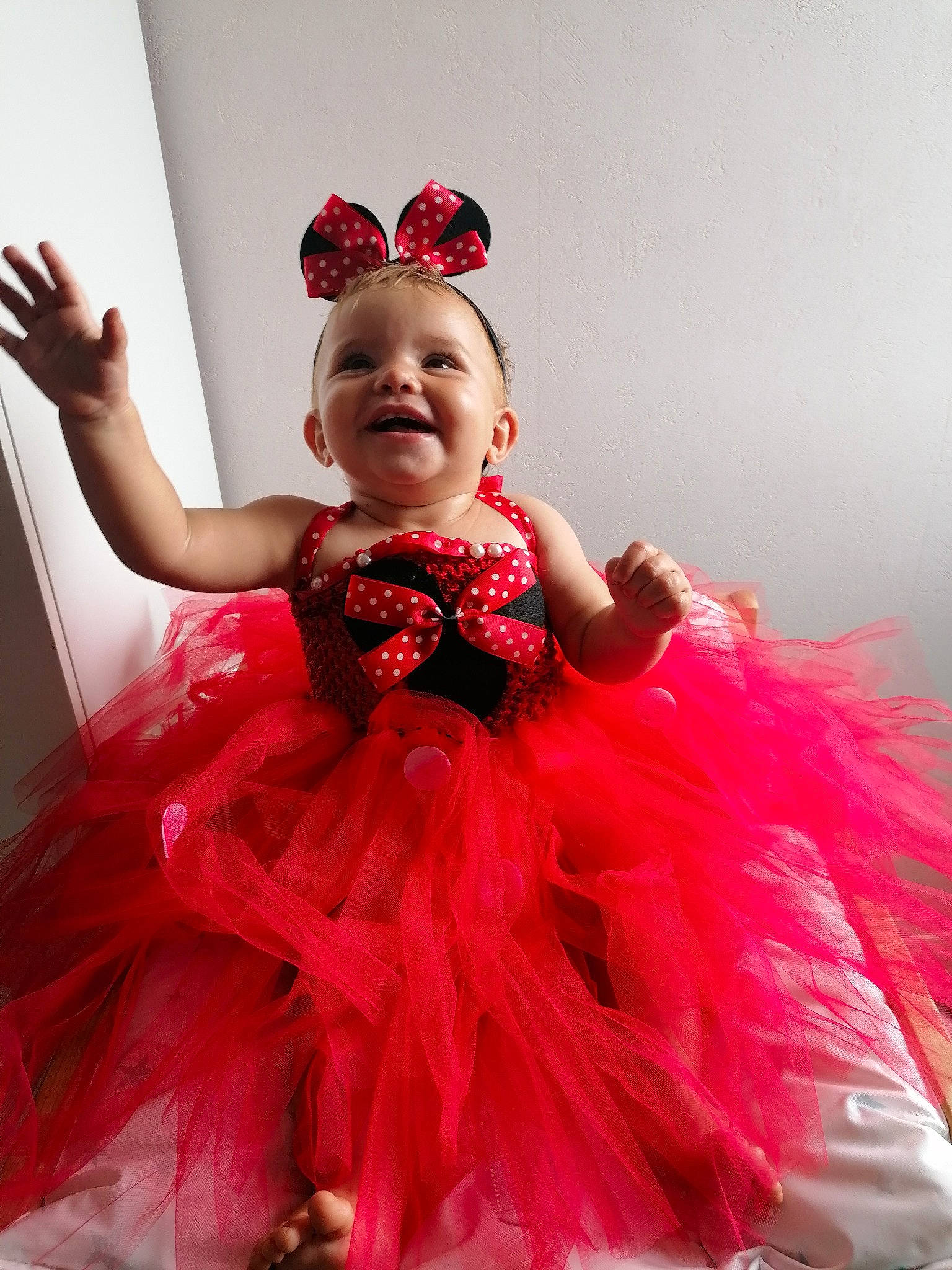 Lênnha a rejoint le concours — aidez-le/la à gagner de superbes lots ! baby, baby_toddler_clothing, child, dress, embellishment, event, flash_photography, formal_wear, hair_accessory, happy, headgear, headpiece, joy, magenta, person, pink, red, ruffle, sleeve, smile