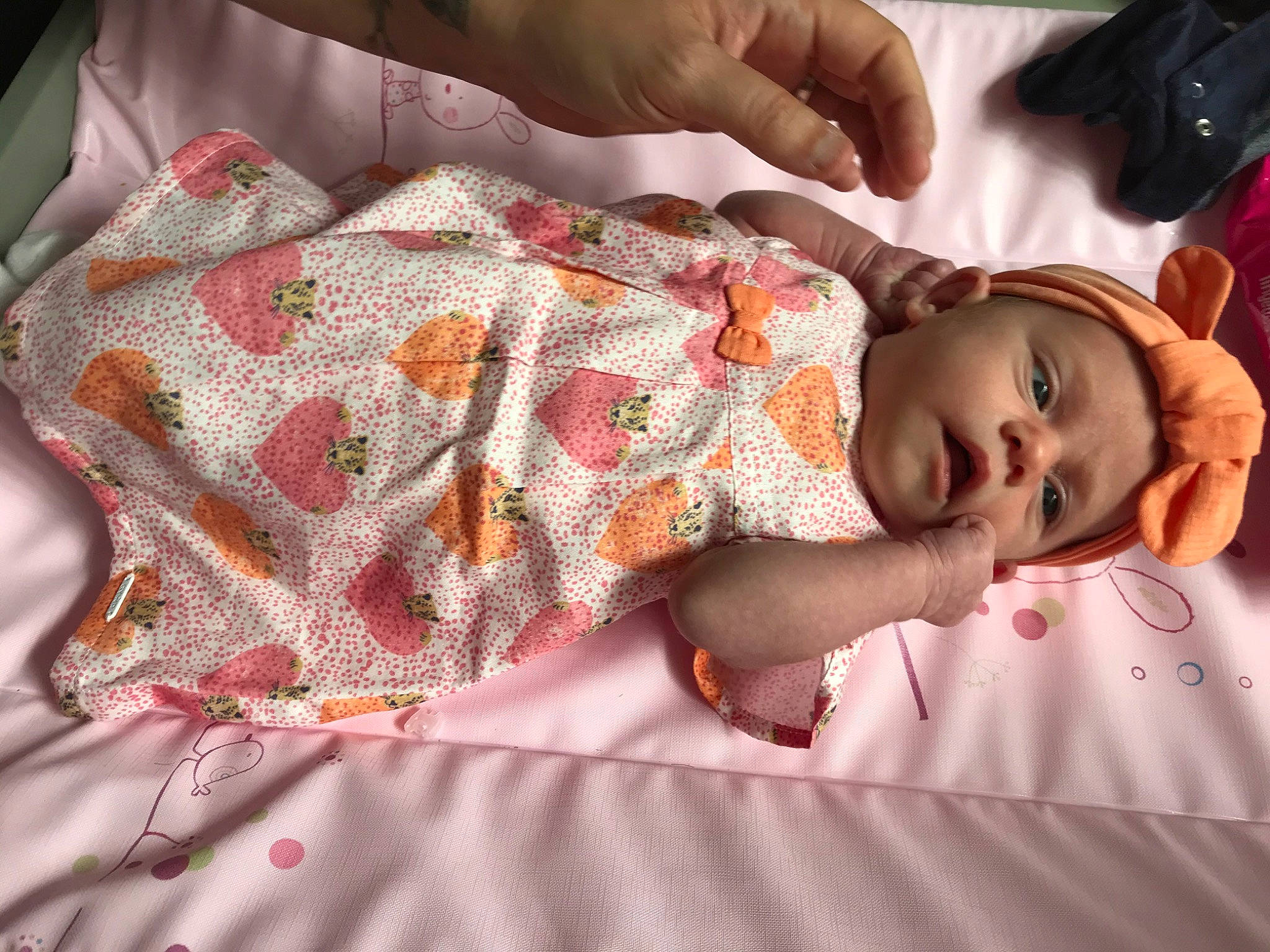Angelina a rejoint le concours — aidez-le/la à gagner de superbes lots ! baby, bedding, bedtime, birth, blanket, cheek, child, hand, headwear, linens, nap, nap_mat, person, pink, quilt, skin, sleep, textile, toddler