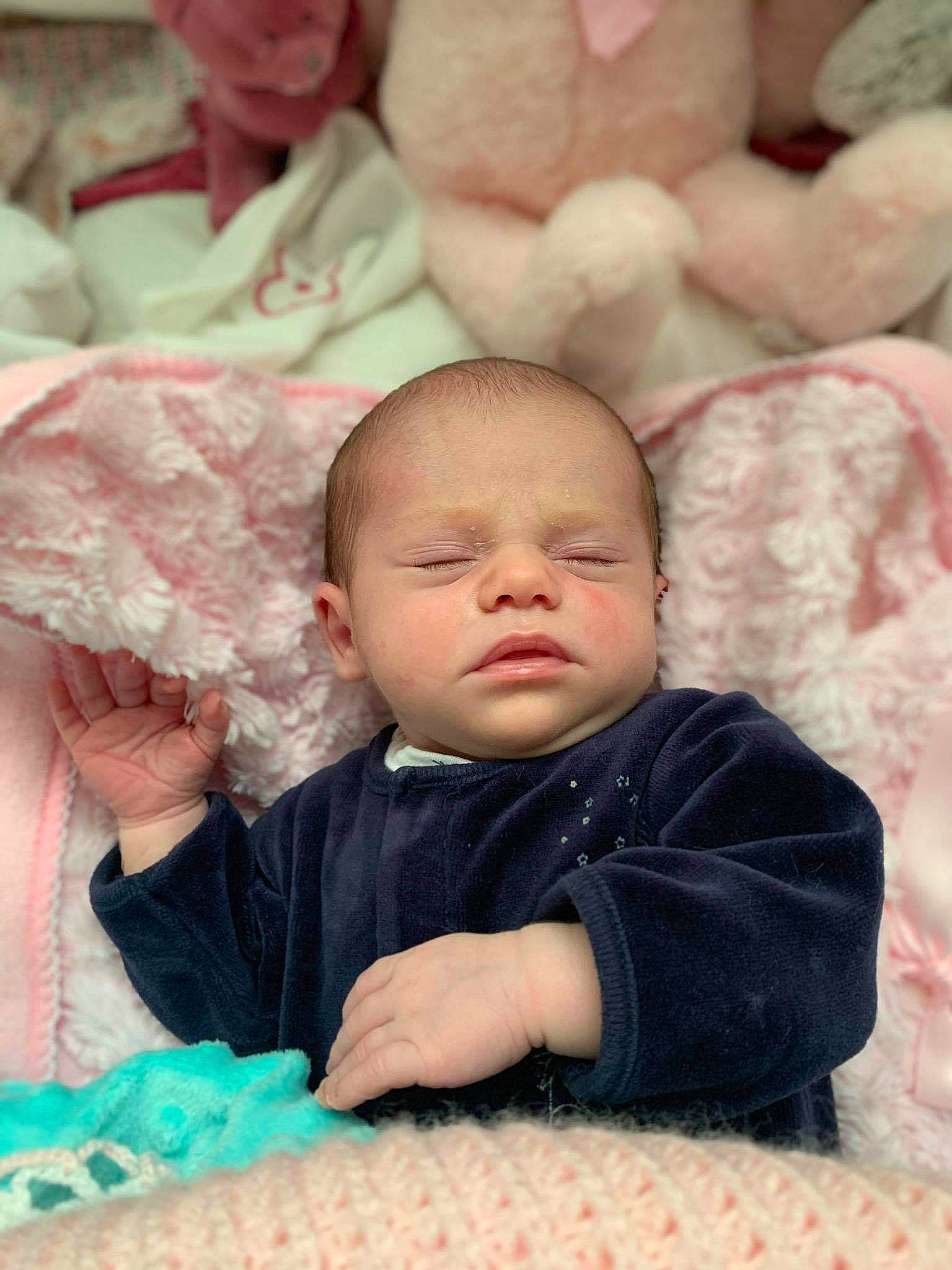 Angelina a rejoint le concours — aidez-le/la à gagner de superbes lots ! baby, bedding, bedtime, blanket, cheek, child, eye, face, head, linens, mouth, nose, person, pink, sitting, skin, sleep, smile, textile, toddler