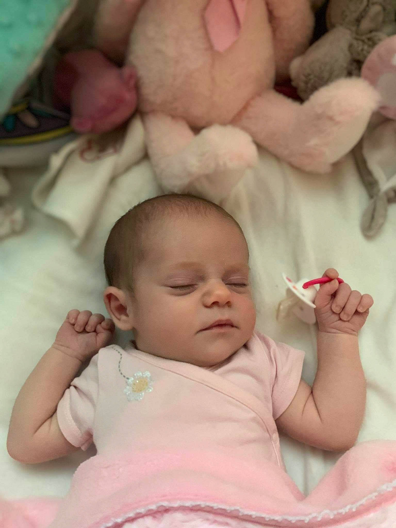 Angelina participe au concours pour gagner de l'argent avec cette photo : baby, birth, cheek, child, finger, hand, nail, person, pink, skin, toddler