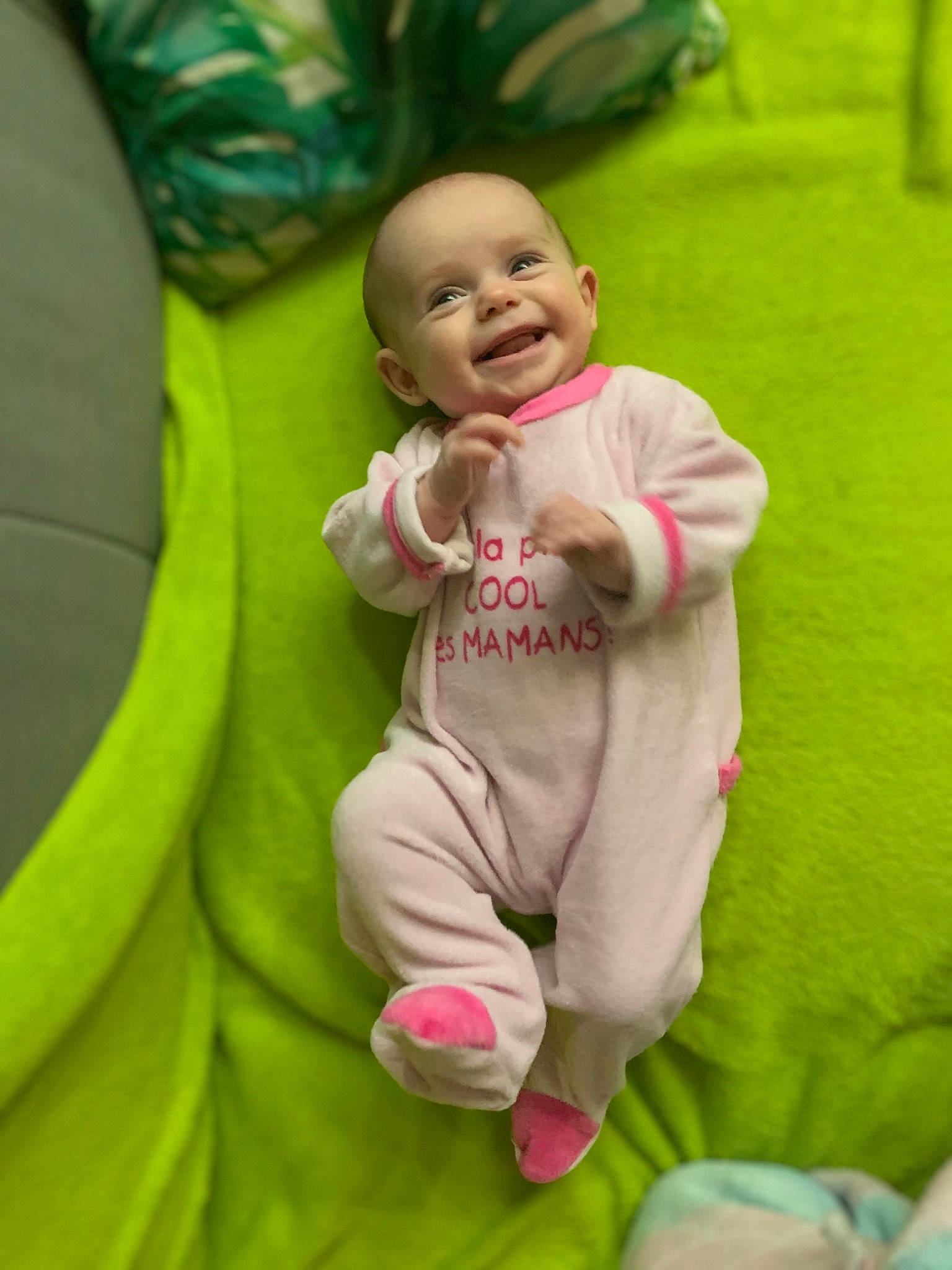 Angelina participe au concours pour gagner de l'argent avec cette photo : baby, cheek, child, facial_expression, fun, grass, green, happy, joy, person, pink, play, skin, smile, toddler