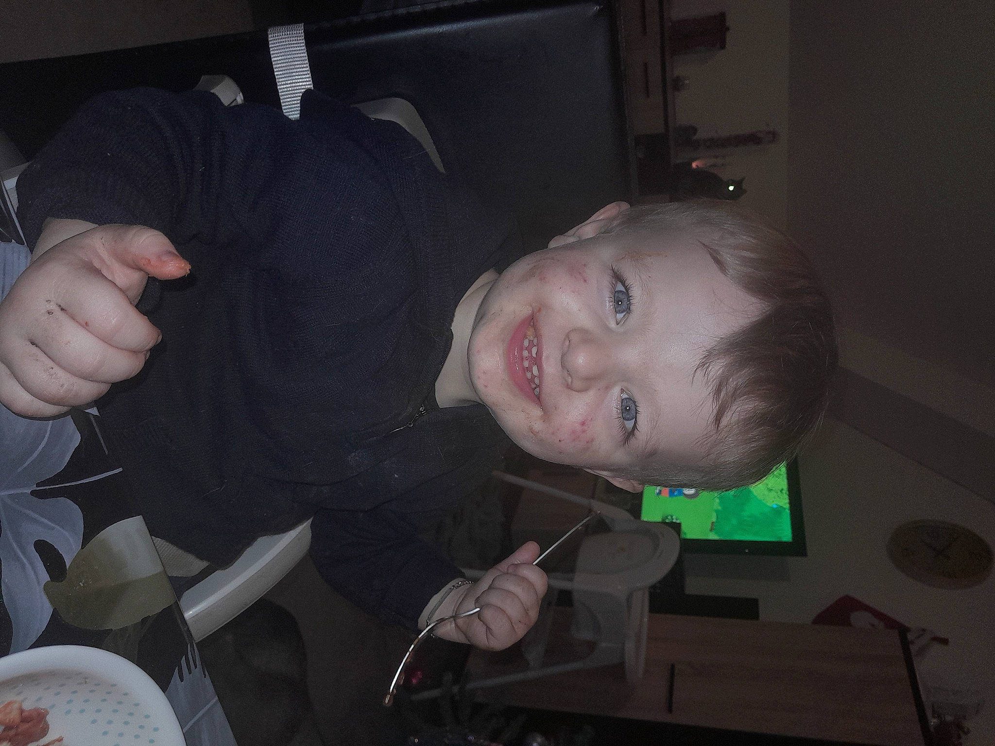 Léo a rejoint le concours — aidez-le/la à gagner de superbes lots ! cheek, child, comfort_food, ear, eyebrow, finger, fun, gesture, happy, joy, mouth, person, plate, sitting, smile, tableware, thumb, toddler