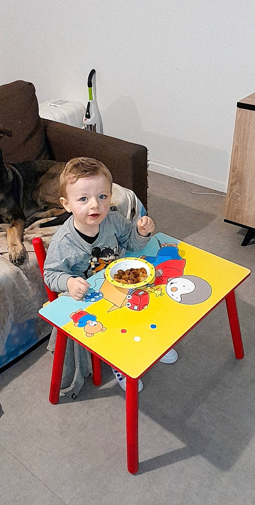 Léo a rejoint le concours — aidez-le/la à gagner de superbes lots ! baby, breakfast, chair, child, comfort, flooring, food, fun, furniture, leisure, luggage_and_bags, person, plate, play, room, sharing, sitting, stuffed_toy, table, tableware