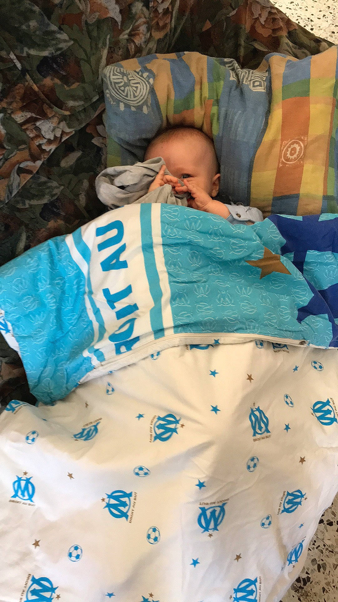 Léo a rejoint le concours — aidez-le/la à gagner de superbes lots ! azure, baby, baby_products, baby_safety, baby_toddler_clothing, bedding, blue, child, comfort, electric_blue, font, linens, pattern, person, sitting, sleeve, t_shirt, textile, toddler