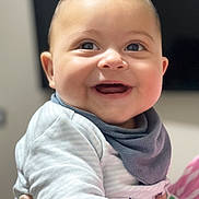 Kamil participe au concours pour gagner de l'argent avec cette photo : baby, smiling, happy, child, face, portrait, infant, clothing, hand, holding, indoor, cute, cheerful, person, apparel, closeup, head, skin, baby_bib, baby_outfit