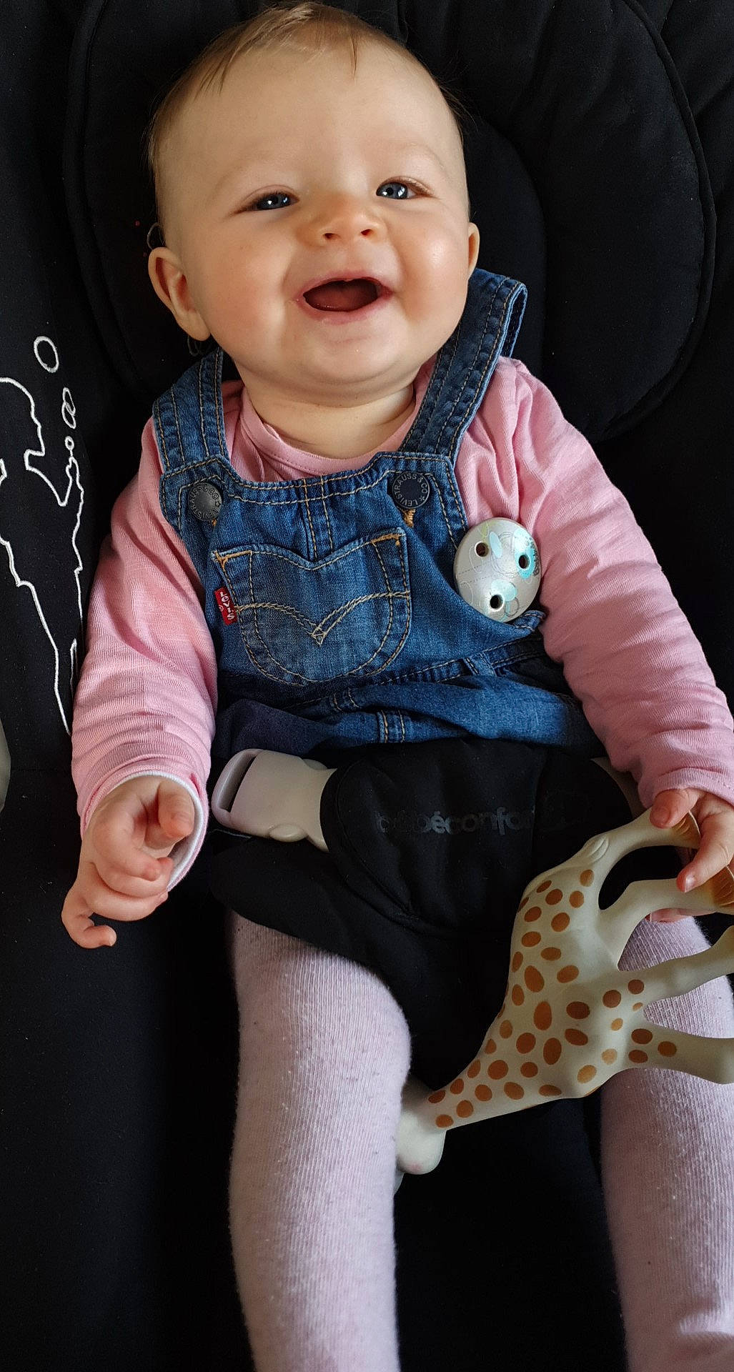 Alyanna participe au concours pour gagner de l'argent avec cette photo : arm, baby, baby_in_car_seat, baby_products, baby_toddler_clothing, cheek, child, finger, hand, pattern, person, pink, product, sitting, skin, sleeve, toddler, toy