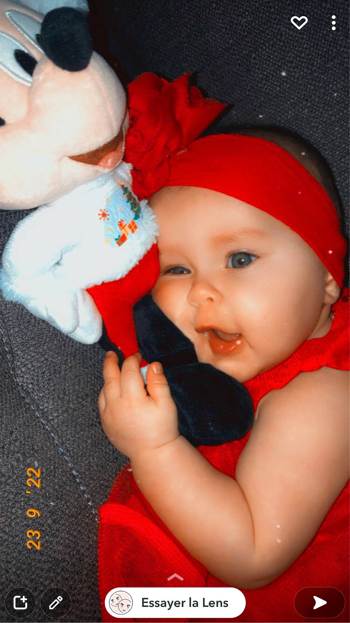 Lyä participe au concours pour gagner de l'argent avec cette photo : arm, baby, baby_toddler_clothing, cap, cheek, child, finger, gesture, hand, happy, hat, headwear, lip, mammal, mouth, nail, person, pink, red, skin