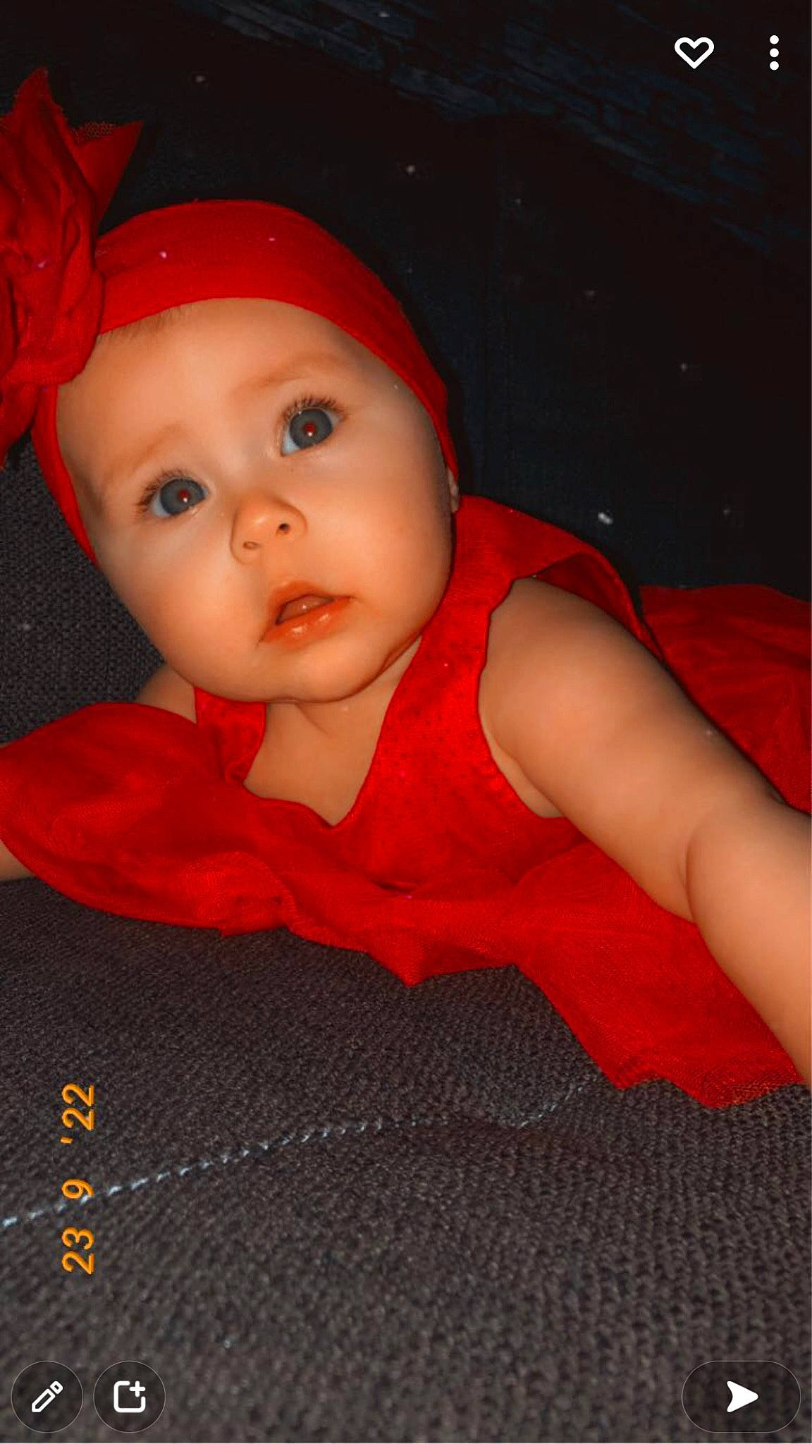 Lyä a rejoint le concours — aidez-le/la à gagner de superbes lots ! baby, baby_toddler_clothing, cap, carmine, cheek, child, chin, costume_hat, eye, fashion_accessory, flash_photography, flooring, hat, head, headwear, lip, magenta, person, pink, room