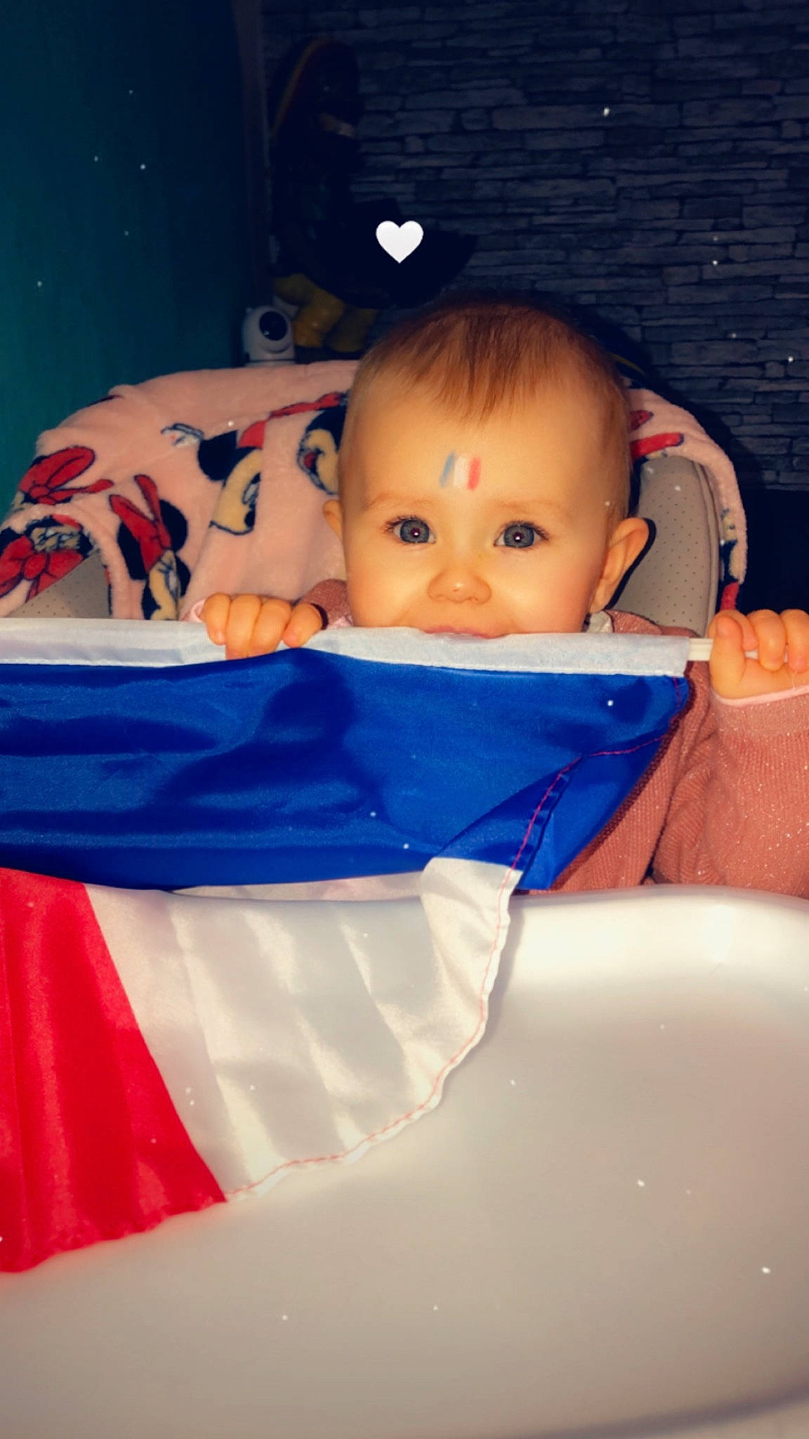 Lyä a rejoint le concours — aidez-le/la à gagner de superbes lots ! baby, baby_products, baby_toddler_clothing, baby_toys, carmine, cheek, child, comfort, doll, electric_blue, eyelash, fun, linens, person, plastic, room, sitting, stuffed_toy, textile, toddler