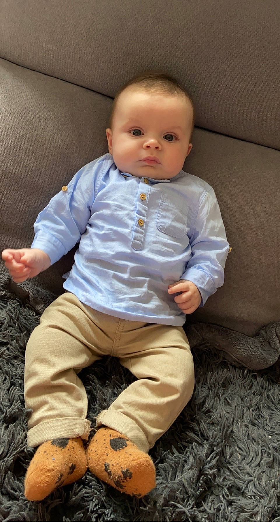 Taïs a rejoint le concours — aidez-le/la à gagner de superbes lots ! baby, baby_toddler_clothing, cheek, child, comfort, dress_shirt, face, flooring, foot, fun, happy, human_leg, knee, person, portrait_photography, sitting, sleeve, smile, t_shirt, thigh
