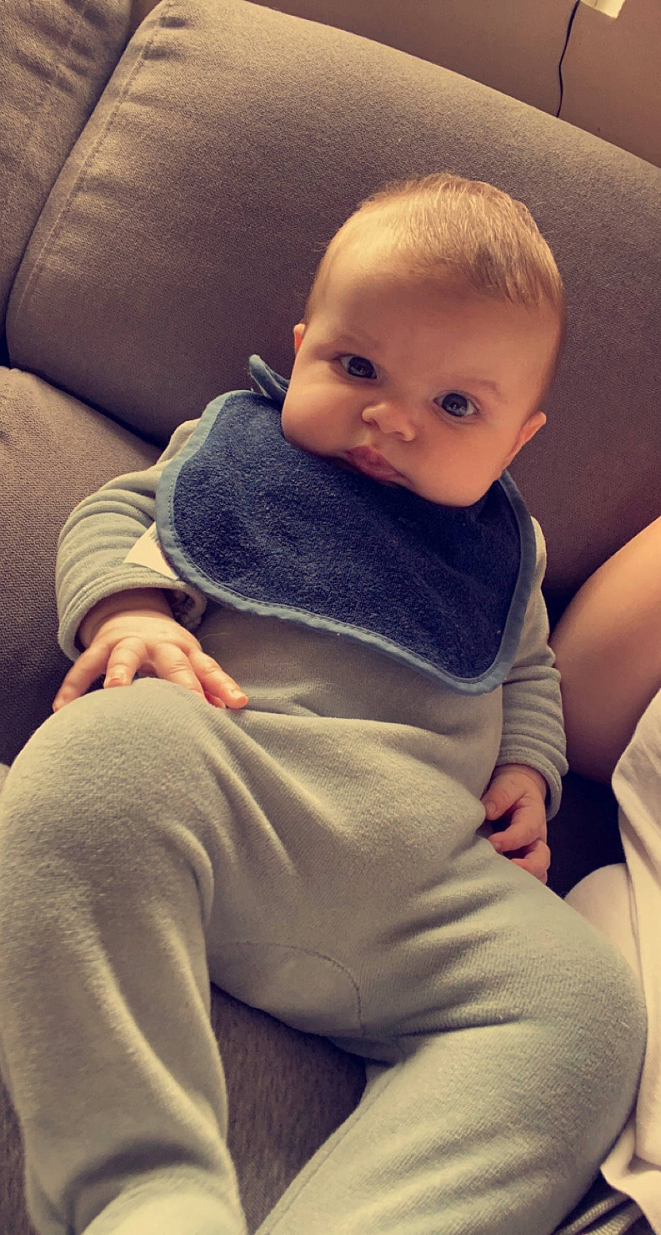 Taïs participe au concours pour gagner de l'argent avec cette photo : arm, baby, baby_toddler_clothing, cheek, comfort, cool, finger, human_body, iris, joint, lap, lip, mouth, neck, nose, person, shoulder, skin, sleeve, textile
