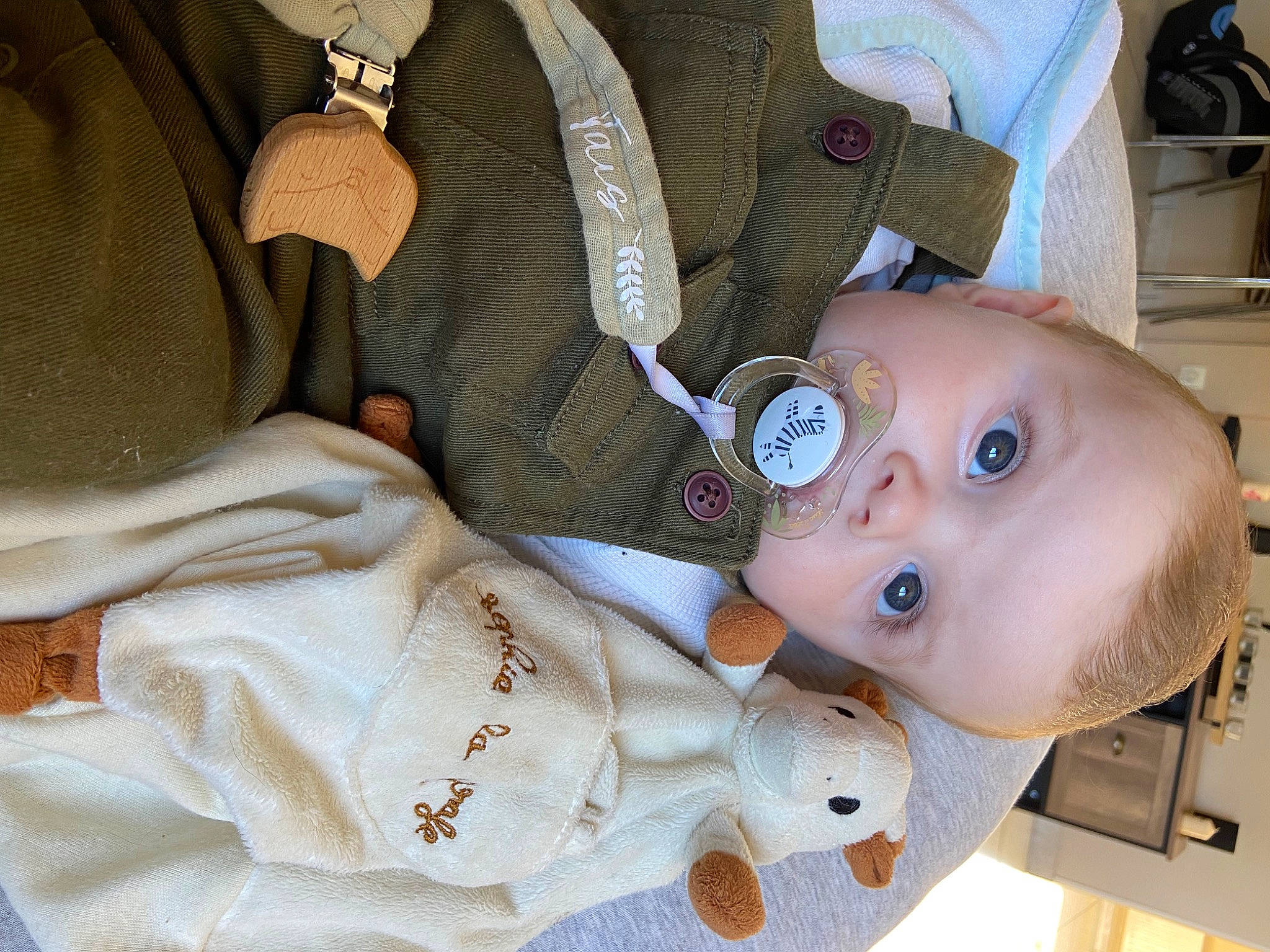 Taïs a rejoint le concours — aidez-le/la à gagner de superbes lots ! arm, baby, baby_products, baby_toddler_clothing, car_seat, cheek, child, comfort, ear, finger, hand, headgear, linens, mouth, nose, person, skin, textile, toddler, white