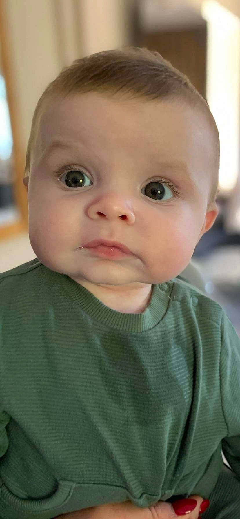 Taïs participe au concours pour gagner de l'argent avec cette photo : baby, baby_toddler_clothing, cheek, child, ear, eyebrow, eyelash, iris, lip, no_expression, nose, person, portrait_photography, sitting, sleeve, toddler