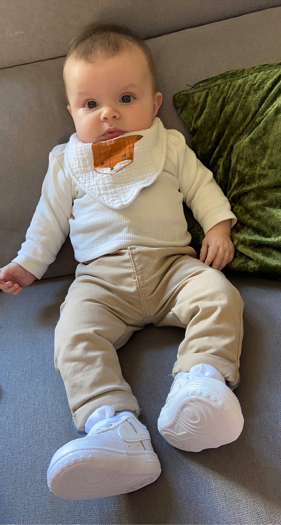 Taïs a rejoint le concours — aidez-le/la à gagner de superbes lots ! baby, baby_toddler_clothing, cheek, child, collar, comfort, dress_shirt, gesture, head, human_body, human_leg, knee, nose, outerwear, person, skin, sleeve, standing, textile, thigh