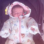 Inaya a rejoint le concours — aidez-le/la à gagner de superbes lots ! baby, infant, sleeping, stroller, stroller_seat, hooded_jacket, floral_print, heart_pattern, pacifier, buckle, blanket, pink_tone, cozy, closed_eyes, infant_clothing, cartoon_characters, plush, indoor, seatbelt, hands_covered