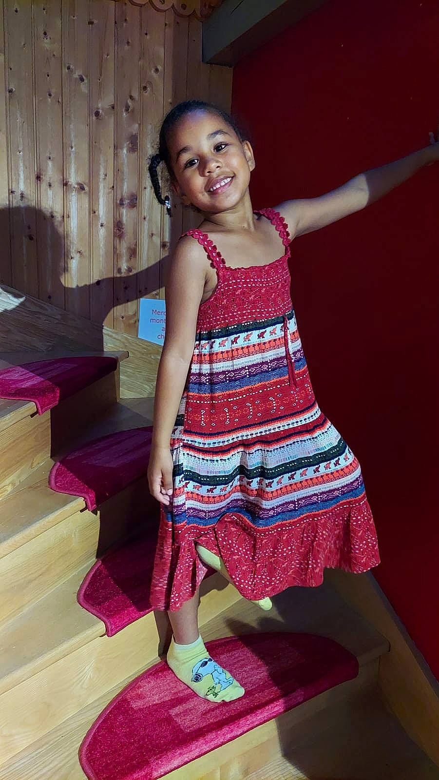 Paloma participe au concours pour gagner de l'argent avec cette photo : baby_toddler_clothing, curtain, dress, fashion_design, flooring, hairstyle, happy, human_leg, joy, leg, magenta, person, pink, purple, shoulder, sleeve, smile, textile, thigh, toddler