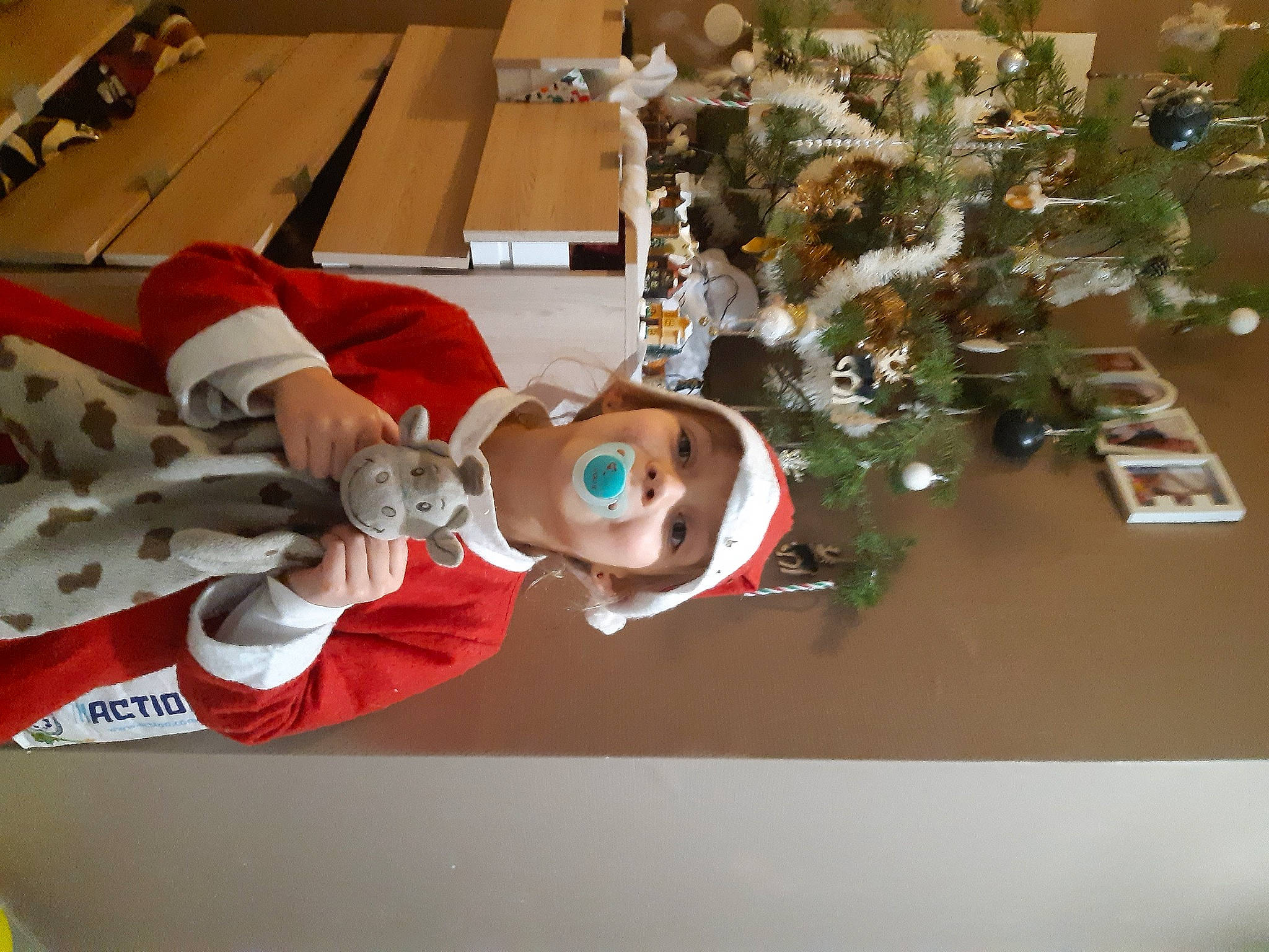 Elyana a rejoint le concours — aidez-le/la à gagner de superbes lots ! carmine, christmas_decoration, christmas_ornament, christmas_tree, conifer, desk, event, eyewear, fun, headwear, holiday, holiday_ornament, ornament, person, product, room, smile, sunglasses, table, toddler