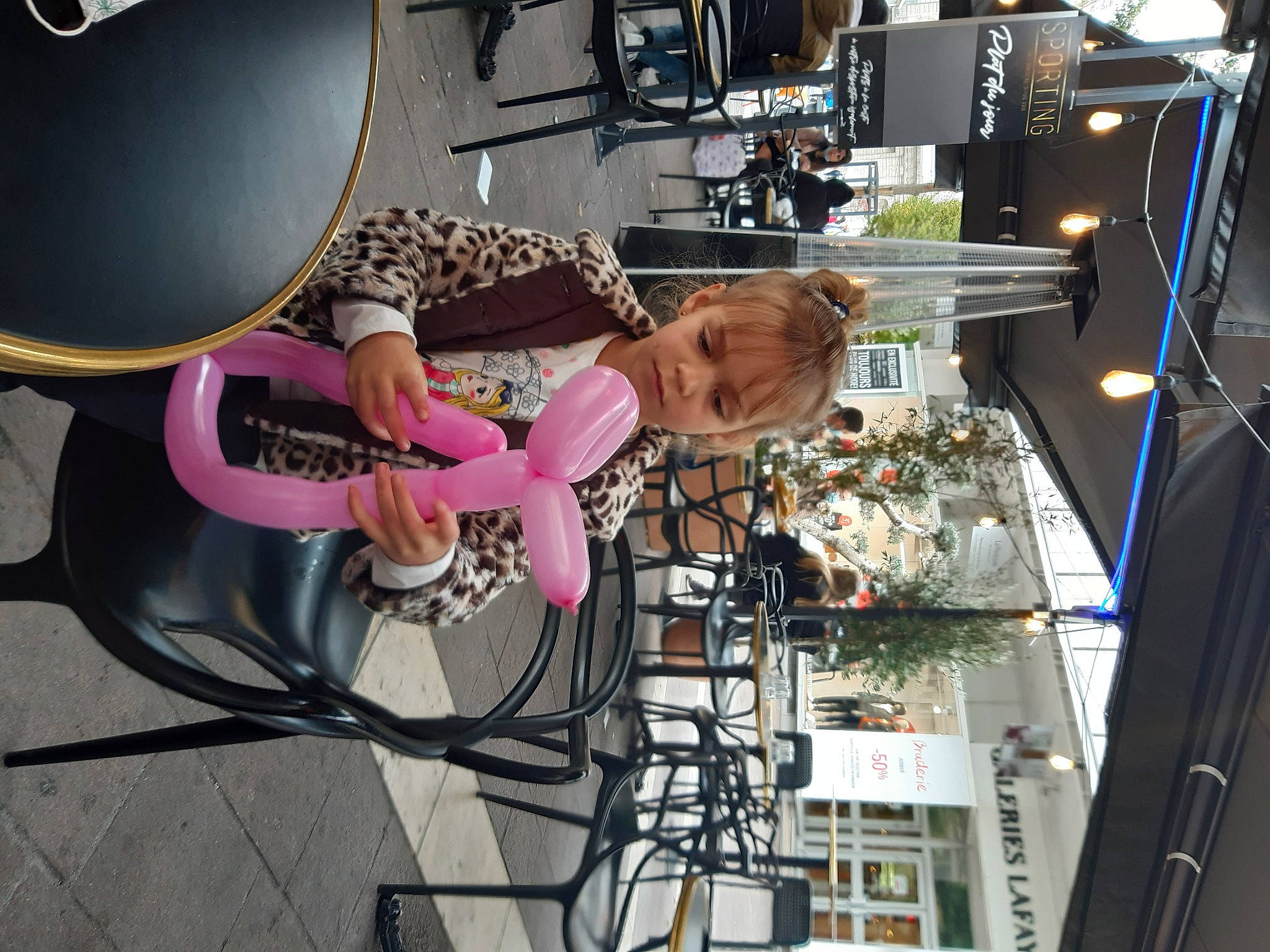 Elyana participe au concours pour gagner de l'argent avec cette photo : audio_equipment, building, drum, drumhead, electrical_supply, electrical_wiring, electronic_device, electronic_instrument, electronic_musical_instrument, engineering, eyewear, guitar, idiophone, machine, membranophone, music, musical_instrument, musical_instrument_accessory, musician, person