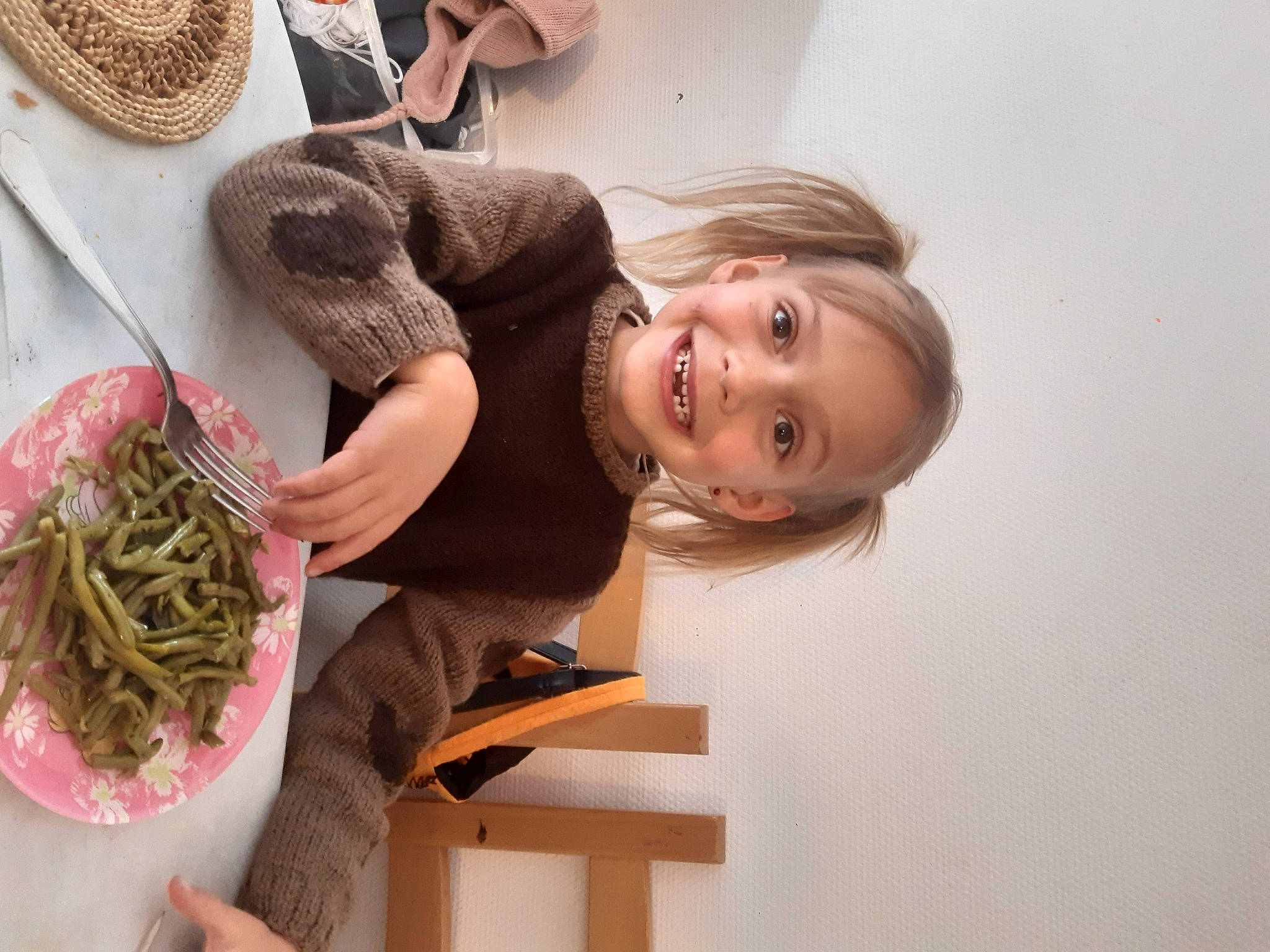 Elyana a rejoint le concours — aidez-le/la à gagner de superbes lots ! arm, basket, child, dress, fashion_accessory, food, happy, hat, houseplant, human_body, ingredient, joy, luggage_and_bags, person, plant, room, sitting, smile, sun_hat, toddler