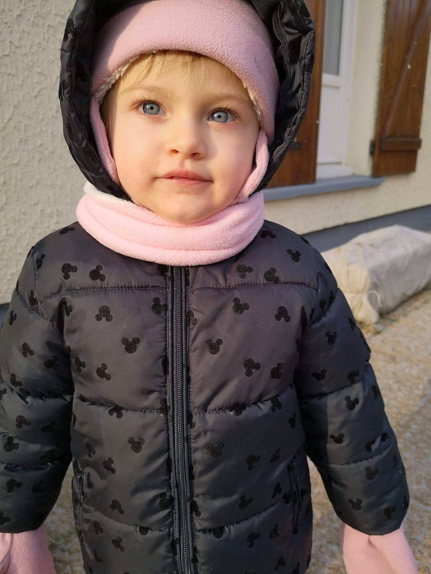 Mia participe au concours pour gagner de l'argent avec cette photo : cheek, cool, eye, eyebrow, face, facial_expression, happy, headgear, headwear, jacket, lip, neck, organ, outerwear, person, photograph, pink, skin, sleeve, smile