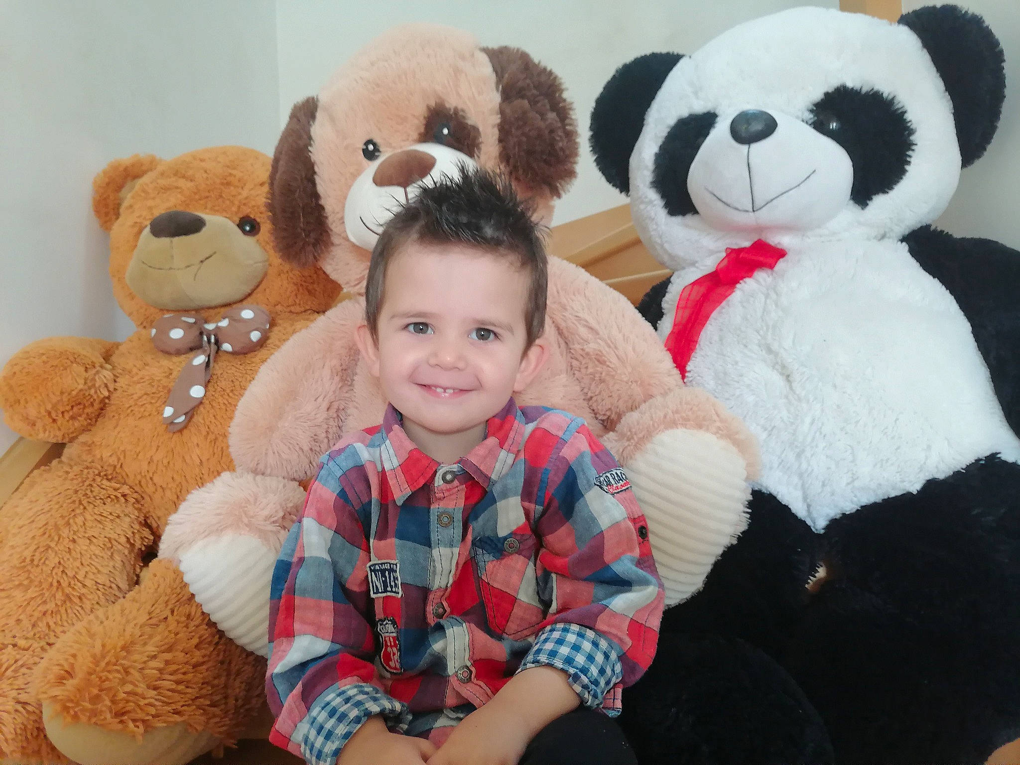 Martin participe au concours pour gagner de l'argent avec cette photo : child, comfort, eye, happy, head, human_body, joy, mammal, nose, organ, person, plush, red, skin, smile, stuffed_toy, tartan, teddy_bear, textile, toy