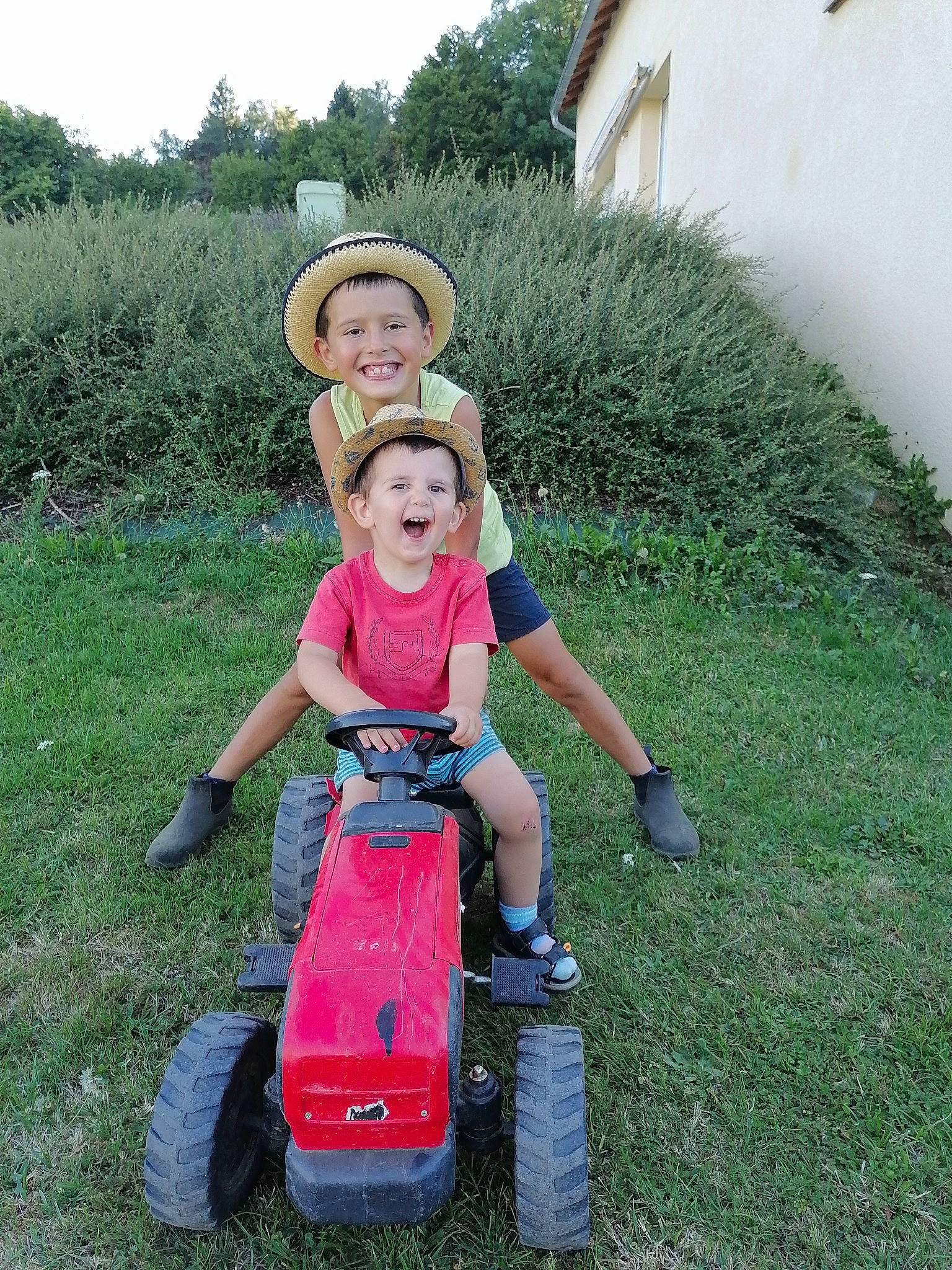 Martin participe au concours pour gagner de l'argent avec cette photo : fedora, grass, grass_family, grassland, hat, helmet, joy, lawn, lawn_mower, leisure, mower, people_in_nature, person, plant, rolling, smile, sun_hat, tire, travel, tree