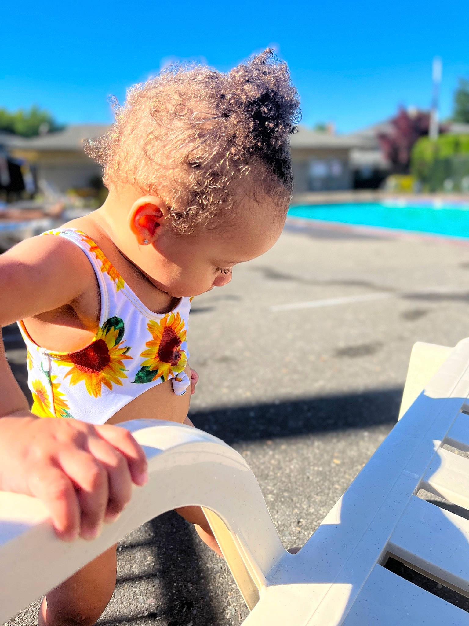 Valencia is registered to the contest to win money with this photo: baby, body_of_water, child, eyewear, fun, grass, happy, human_leg, leg, leisure, people_in_nature, person, recreation, sand, shorts, sitting, sky, summer, sunlight, toddler