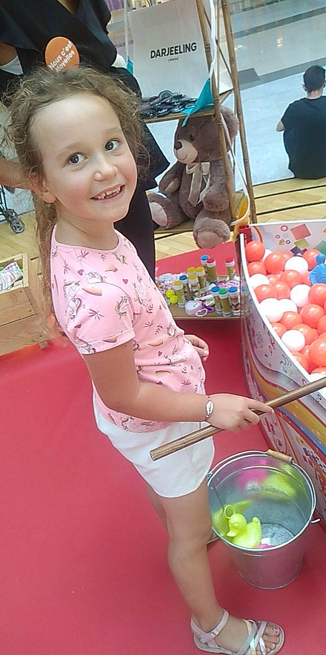 Eleana a rejoint le concours — aidez-le/la à gagner de superbes lots ! child, cooking, cuisine, dish, food, fun, happy, human_leg, human_settlement, joy, leisure, magenta, natural_foods, person, pink, recipe, recreation, smile, sweetness, t_shirt