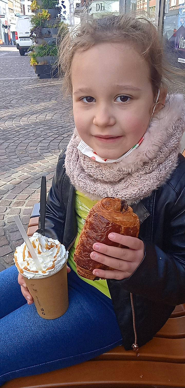 Eleana participe au concours pour gagner de l'argent avec cette photo : coffee, cream, cuisine, dairy, dessert, dish, dondurma, eye, fast_food, food, frozen_dessert, gelato, ice_cream, ice_cream_cone, iced_coffee, ingredient, joy, person, plant, smile