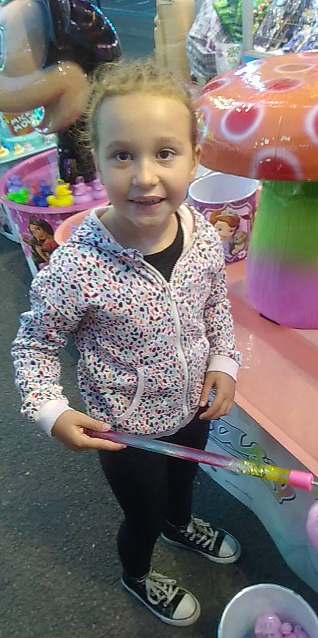 Eleana a rejoint le concours — aidez-le/la à gagner de superbes lots ! beauty, cheek, child, event, fashion, fun, happy, head, joy, leisure, necklace, people, person, photograph, pink, purple, skin, smile, snapshot, t_shirt