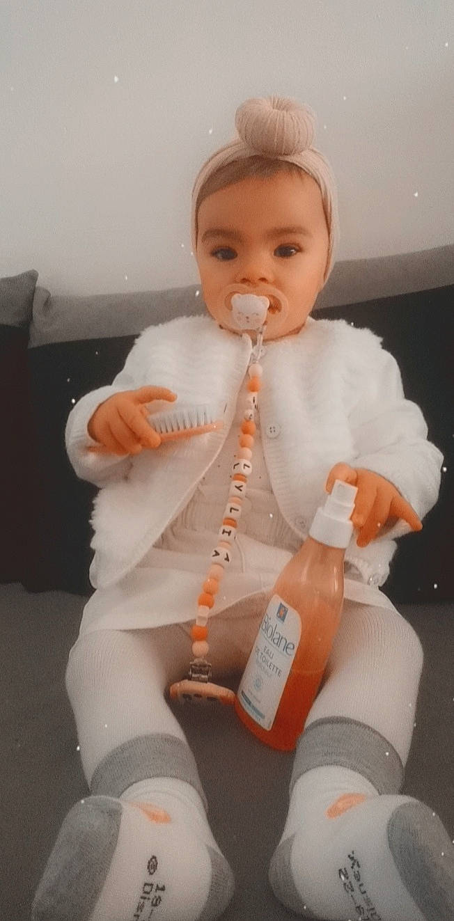 Lylia a rejoint le concours — aidez-le/la à gagner de superbes lots ! abdomen, baby, baby_toddler_clothing, bottle, cheek, chest, child, gesture, hand, human_body, human_leg, nail, person, plastic_bottle, service, skin, sleeve, thumb, toddler, trunk