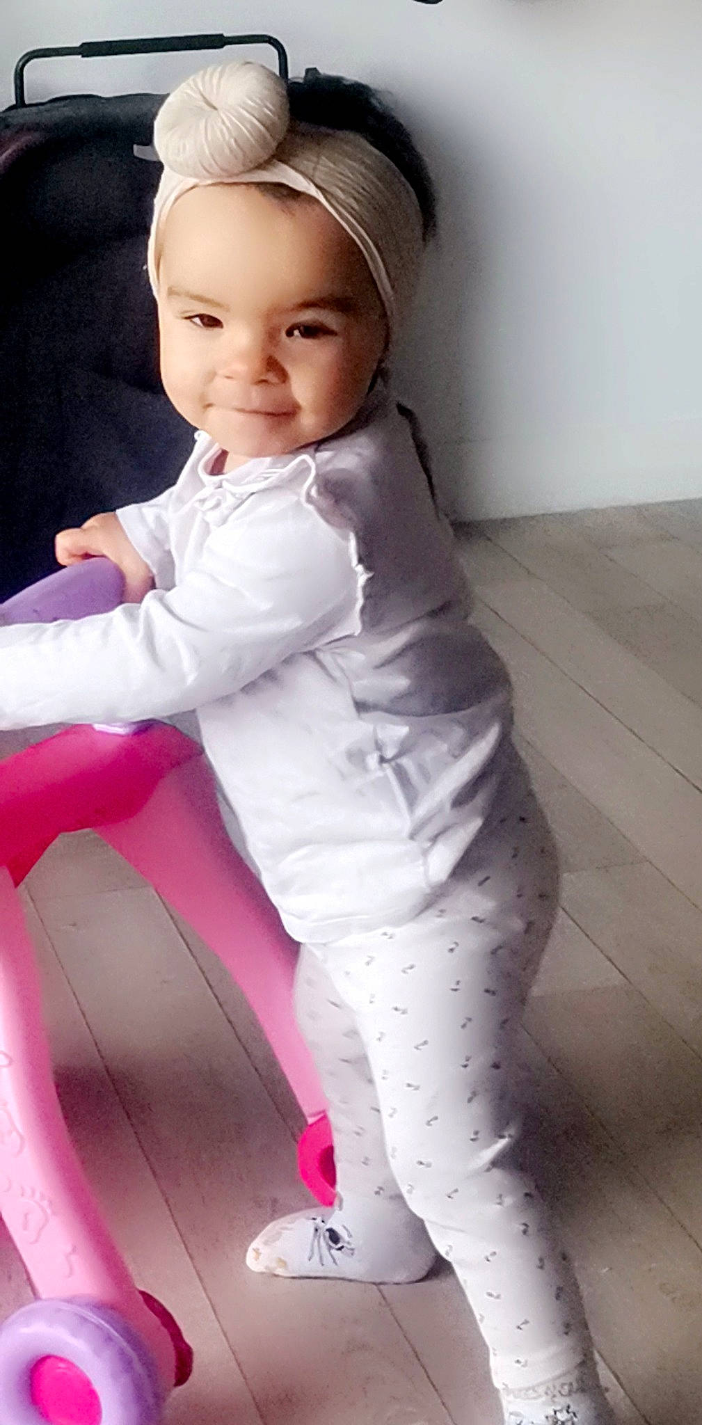 Lylia participe au concours pour gagner de l'argent avec cette photo : baby, baby_toddler_clothing, cap, child, comfort, face, flash_photography, happy, headwear, human_leg, leg, magenta, person, pink, purple, skin, sleeve, smile, thigh, thumb