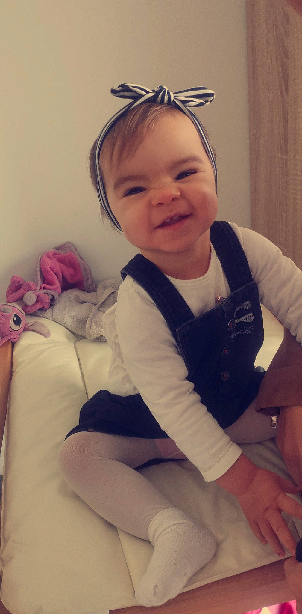 Lylia participe au concours pour gagner de l'argent avec cette photo : baby_toddler_clothing, comfort, cool, elbow, face, finger, hairstyle, happy, human, human_body, iris, knee, neck, organ, person, shoulder, skin, sleeve, smile, standing