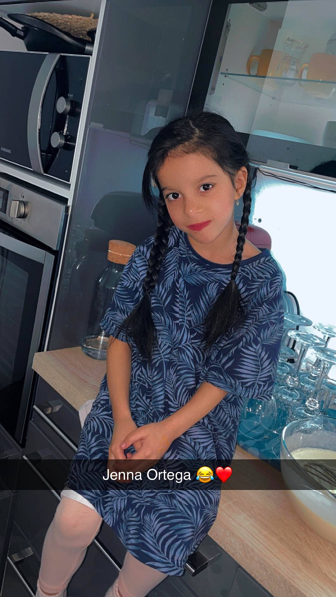 Sara participe au concours pour gagner de l'argent avec cette photo : automotive_design, beauty, black_hair, chair, event, fashion_design, flash_photography, hair, hairstyle, human_body, human_leg, joint, joy, knee, lap, leg, long_hair, person, shoulder, sleeve