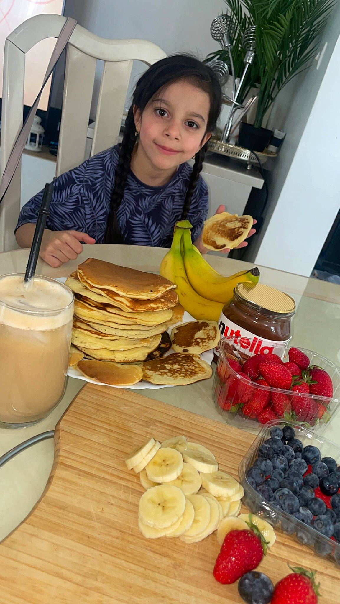 Sara participe au concours pour gagner de l'argent avec cette photo : baked_goods, cooking, cuisine, dish, dishware, finger_food, food, fruit, grape, ingredient, joy, natural_foods, person, plate, platter, produce, recipe, smile, sweetness, table