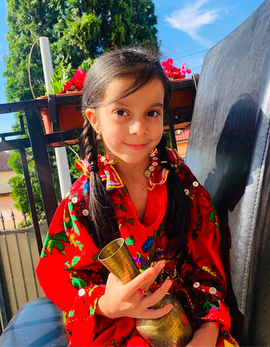 Sara participe au concours pour gagner de l'argent avec cette photo : bracelet, child, costume, event, fashion_accessory, fashion_design, happy, jewellery, joy, leisure, long_hair, necklace, person, plant, sitting, skin, sky, tourism, tradition, travel