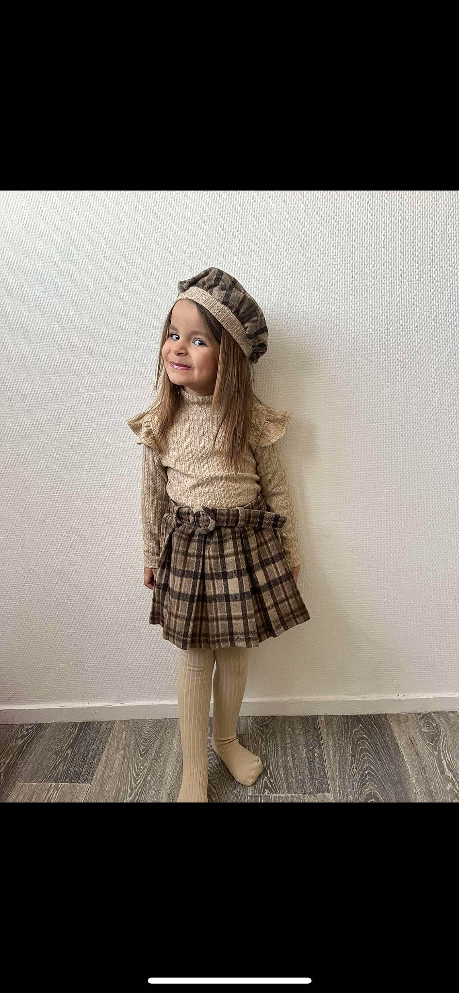 Inaya a rejoint le concours — aidez-le/la à gagner de superbes lots ! cap, denim, fashion_design, headgear, joy, knee, long_hair, neck, outerwear, pattern, person, plaid, shoulder, sleeve, t_shirt, tartan, textile, thigh, trunk, vintage_clothing